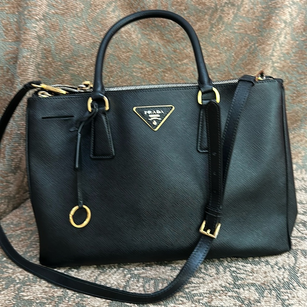 Medium Prada Galleria Saffiano black leather bag